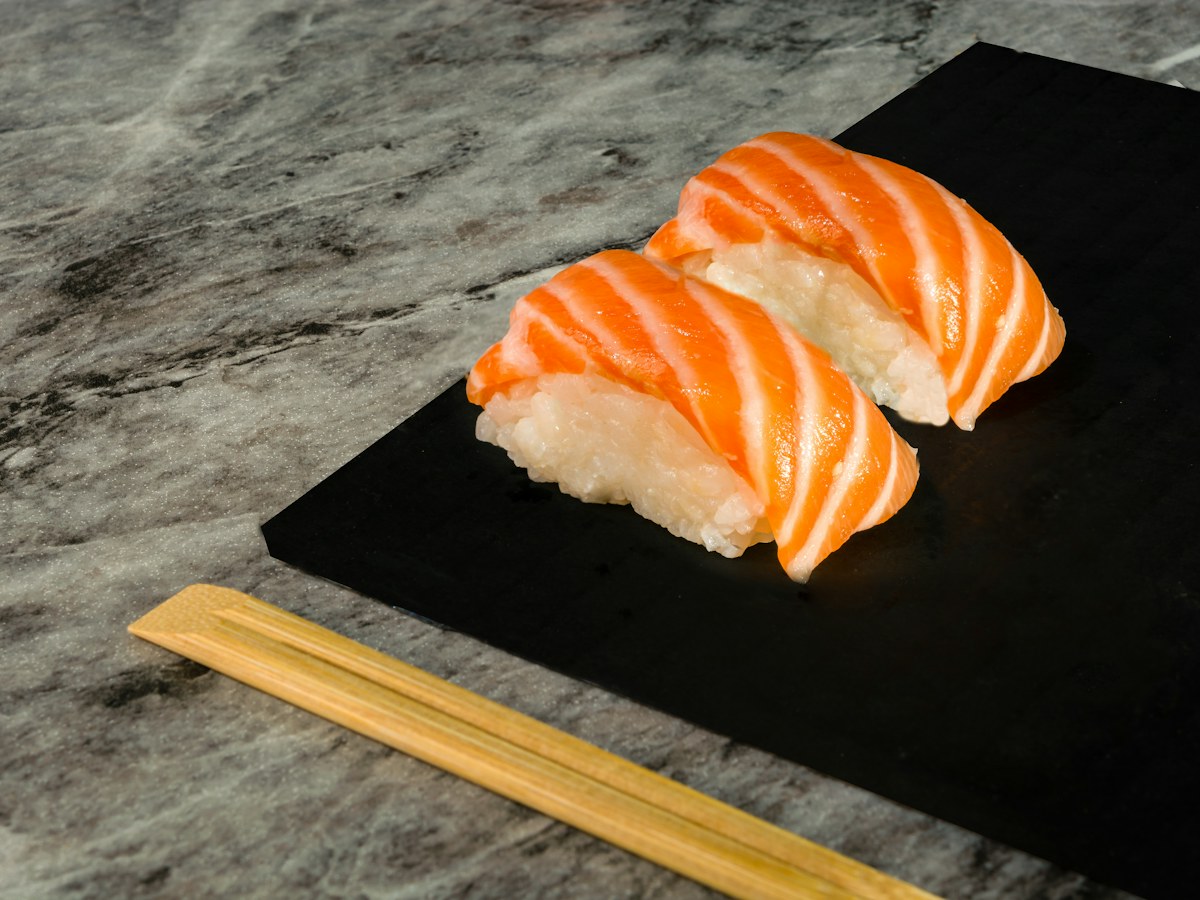Nigiris y sashimi